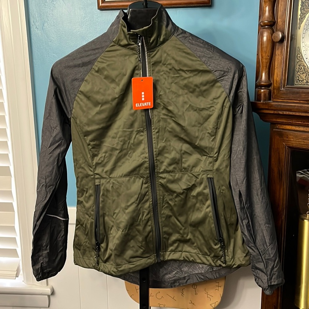 NWT ELEVATE Women’s windbreaker/raincoat/runners jacket